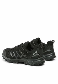 Czarne buty sportowe z teksturowanej tkaniny i syntetycznymi akcentami. Żłobione gumowe podeszwy zapewniają przyczepność. Posiadają odblaskowe paski i branding.