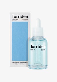 Torriden DIVE IN serum i en klar glasflaske, lysblå væske, hvid pipette låg, med en hvid og blå boks med sort tekst.