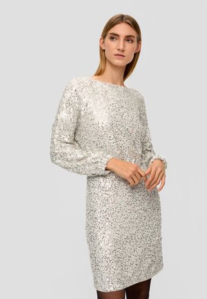 Silbernes Paillettenkleid mit langen Ärmeln, rundem Ausschnitt und taillierter Silhouette. Glänzende, strukturierte Oberfläche mit einem dezenten Schimmereffekt.