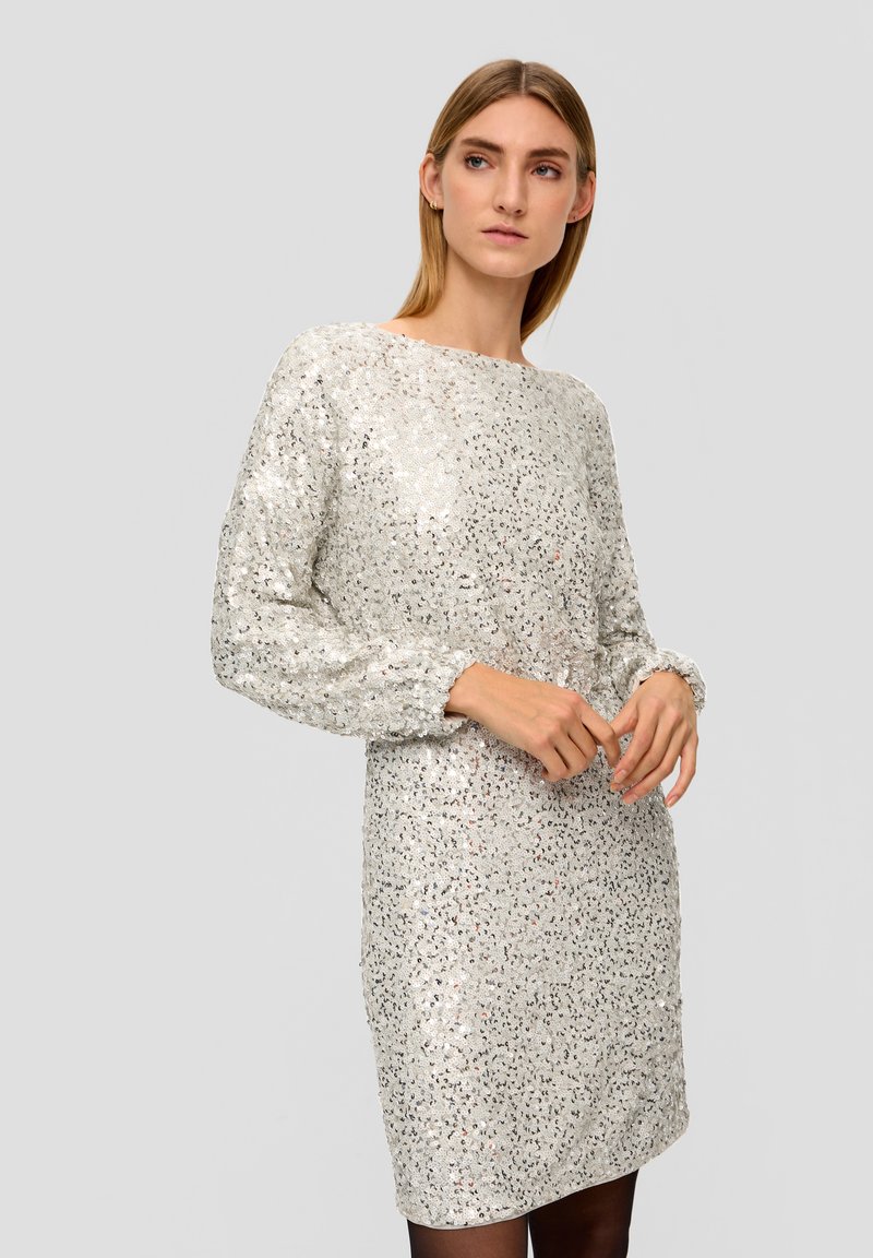 Silbernes Paillettenkleid mit langen Ärmeln, rundem Ausschnitt und taillierter Silhouette. Glänzende, strukturierte Oberfläche mit einem dezenten Schimmereffekt.