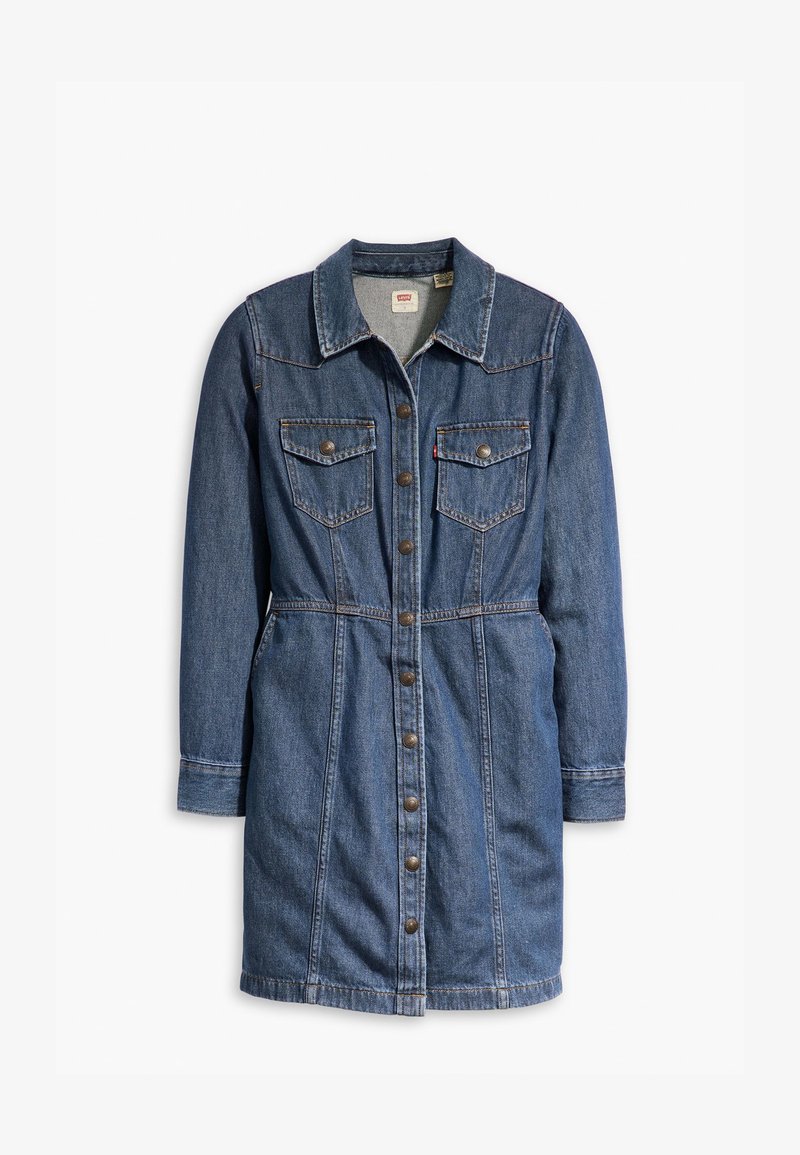 Jeansklänning med långa ärmar, knäppning framtill och två bröstfickor. Har en figursydd midja och mjuk textur, i en medelblå tvätt.