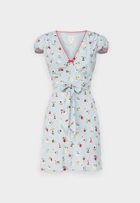 Rochie scurtă de culoare albastru deschis cu imprimeu floral, mâneci bufante, decolteu în V și margine roșie. Prezintă un detaliu cu talie legată, realizată dintr-un material neted.