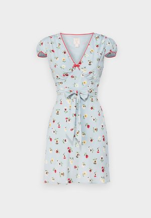 Izzó kék rövid ruha virágmintával, puffos ujjakkal, V-nyakkal és vörös díszítéssel. Kötött derék rész jellemzi, sima anyagból készült.