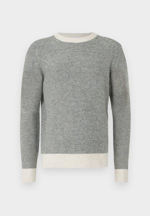 Sweater cinza e creme com riscas, com decote redondo e punhos canelados. Feito de tecido texturizado, apresentando um design ajustado e mangas longas.