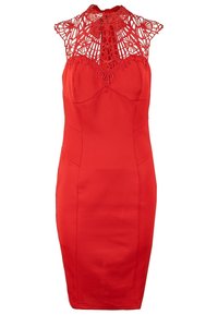 Robe rouge ajustée avec un col haut en dentelle texturée et des manches courtes. Tissu lisse, coupe près du corps, et détails en dentelle complexes au niveau du col.