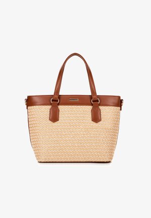 Tannfarbene Kunstlederakzente ergänzen eine gewebte Strohtasche. Sie verfügt über eine strukturierte Form, doppelte Griffe und subtile geometrische Muster auf der Oberfläche.