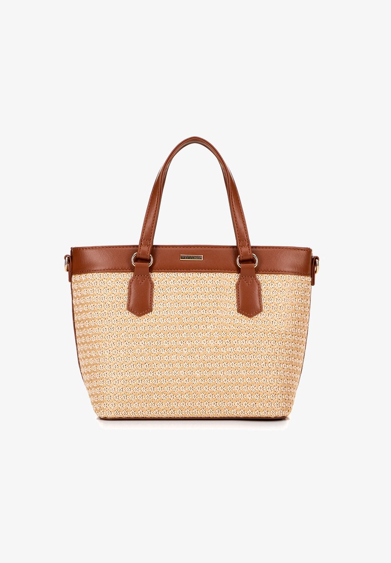 Accenti in finta pelle color tan completano una borsa in paglia intrecciata. Presenta una forma strutturata, doppi manici e sottili motivi geometrici sulla superficie.