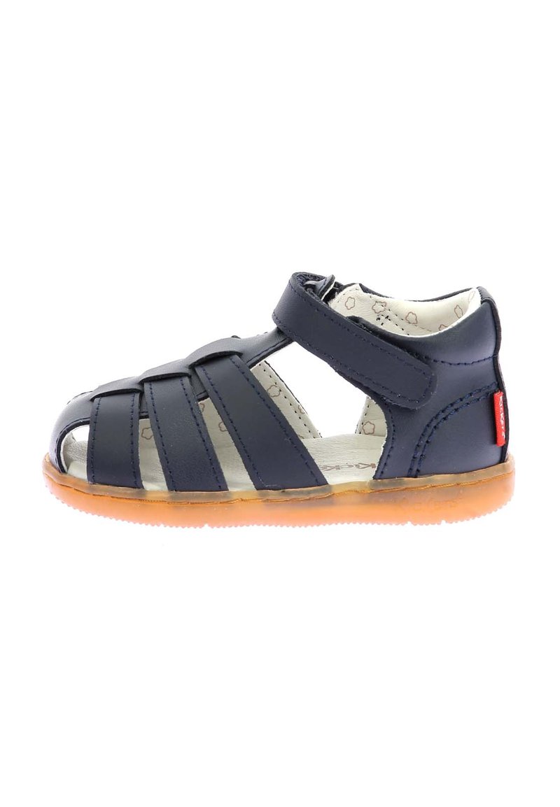 Sandal in pelle blu navy con più cinturini, design con punta aperta e chiusura in velcro. Presenta una suola in gomma beige e una fodera interna con motivi.
