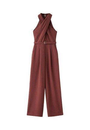 Mono marrón sin mangas con piernas anchas, escote cruzado en el frente, bolsillos laterales y cinturón a juego con hebilla rectangular.