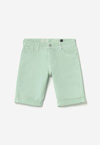 Shorts en jean vert menthe clair avec ourlets retroussés, design à cinq poches, braguette à boutons et une étiquette portant la mention "BLUE JOGG" sur la ceinture.