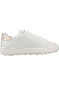 Sneakers sintetiche bianche con suole in gomma, design con lacci e un accento dorato lucido sul tallone. Texture liscia e forma snella.