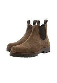 Paire de bottines Chelsea en daim marron avec languettes de traction, panneaux latéraux élastiques et semelles en caoutchouc épaisses sur fond blanc.