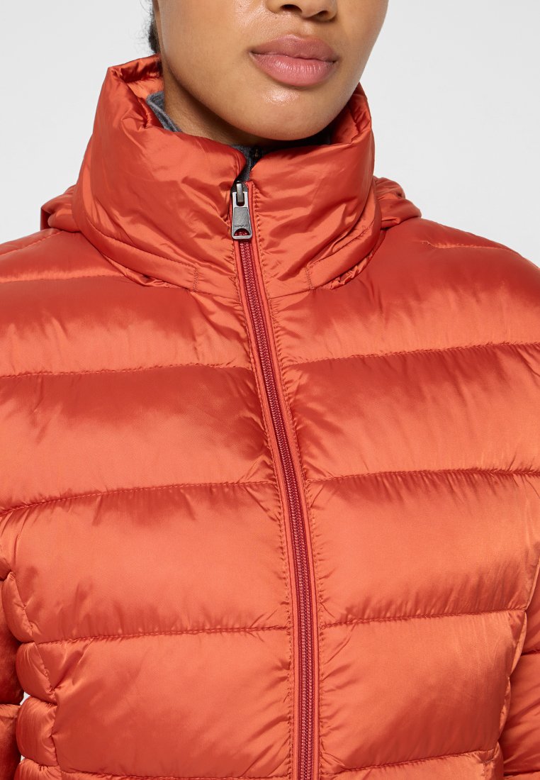 Rote Daunenjacke mit hohem Kragen, gestepptem Textur, Frontreißverschluss und glatter, glänzender Stoffoberfläche.