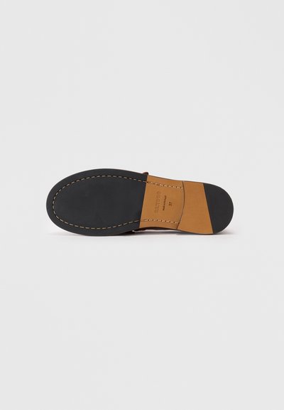 Kenkäalusta, jossa on musta etuosa ja tan-väri kantapää, ommeltu kuvio, koko 37, ja "SANDRO Made in Portugal" painettuna tan-väriselle osalle.