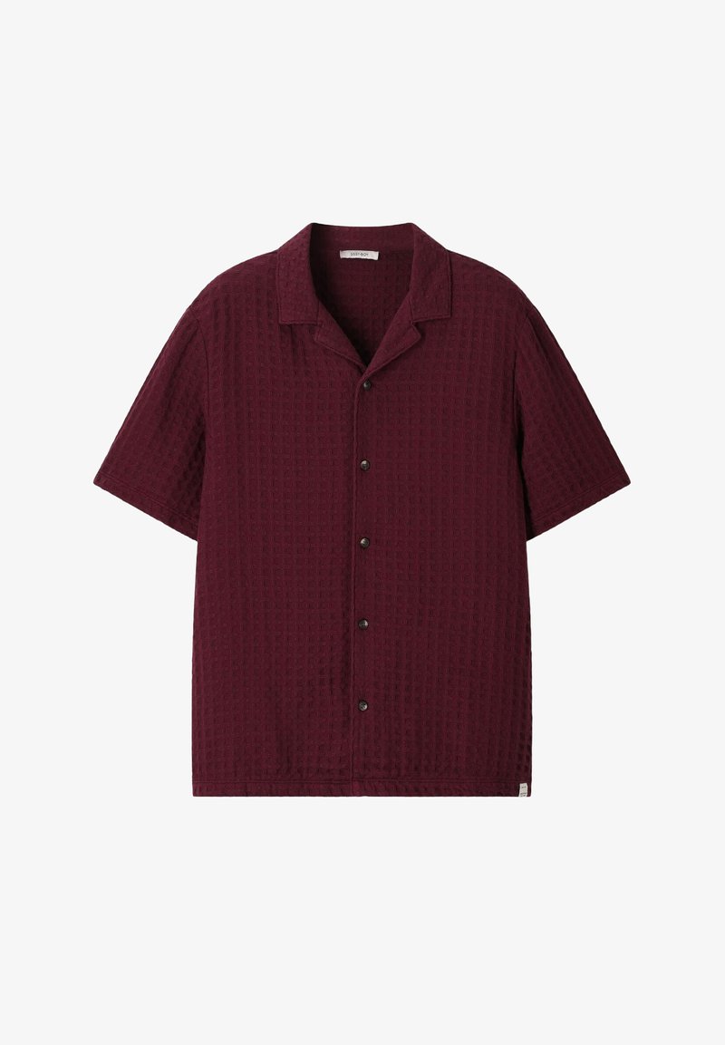 Chemise à manches courtes boutonnée en bordeaux foncé avec un motif en maille gaufrée texturée et un col camp.