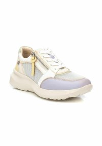 Zapatilla de cordones con paneles de malla y cuero en blanco, púrpura pálido y verde; presenta cierre lateral y suela acolchada para mayor comodidad.