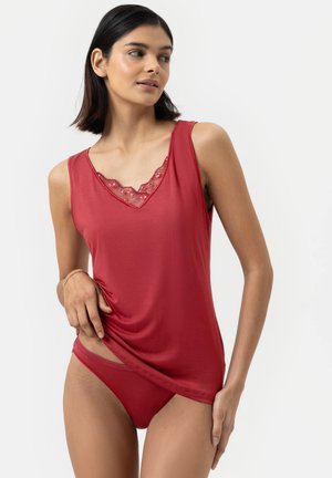 Rode tanktop met kantafwerking bij de halslijn en bijpassende rode bikini. Zachte stof, ontspannen pasvorm en eenvoudig ontwerp met een gladde textuur.