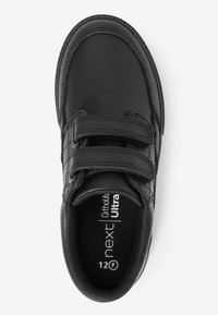 Chaussure noire en cuir avec une double sangle à velcro, bout rond et intérieur rembourré portant l'étiquette "next Ortholite Ultra", taille 12F.