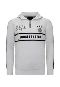 Witte hoodie met een halve rits aan de voorkant, een zwarte streep over de borst en bedrukt tekst. Heeft een capuchon met trekkoord en een rond logo.