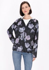 Giacca nera con motivo floreale in tonalità di viola, chiusura con zip e cappuccio. Realizzata in tessuto leggeri, presenta maniche lunghe e tasche laterali.
