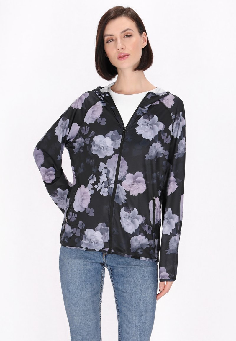 Giacca nera con motivo floreale in tonalità di viola, chiusura con zip e cappuccio. Realizzata in tessuto leggeri, presenta maniche lunghe e tasche laterali.