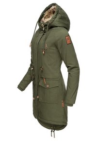 Olivgrön lång parka-jacka med foder av päls i huvan, dragsko i midjan, dragkedje- och knäppningsstängning samt flera fickor med koppardetaljer.