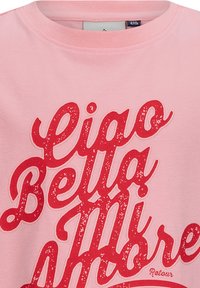 Jasnoróżowa bawełniana koszulka z wyraźnym, czerwonym brokatowym napisem "Ciao Bella". Klasyczny krój z okrągłym dekoltem i krótkimi rękawami.