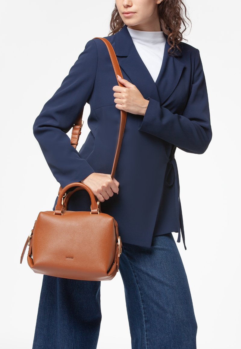 Borsa a tracolla in pelle marrone con una forma strutturata, doppi manici e una tracolla staccabile. Presenta una texture liscia e dettagli di design minimalisti.