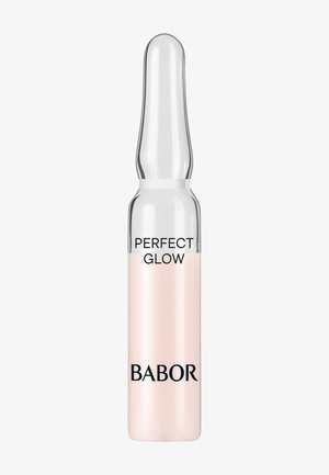 Ampoule en verre clair avec un sommet effilé, contenant un liquide rose clair. "PERFECT GLOW" et "BABOR" sont imprimés en noir à l'avant.