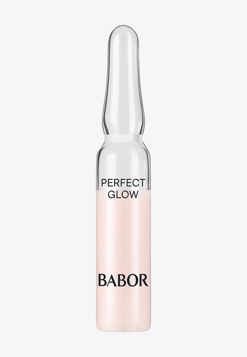 Ampoule en verre clair avec un sommet effilé, contenant un liquide rose clair. "PERFECT GLOW" et "BABOR" sont imprimés en noir à l'avant.