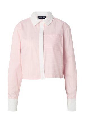 Lys rosa kort skjorte med knapper, hvit krage og mansjetter, subtile vertikale striper og en liten brystlomme.