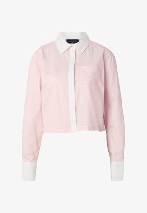 Camicia corta rosa chiaro con bottoni, colletto e polsini bianchi, sottili righe verticali e una piccola tasca sul petto.