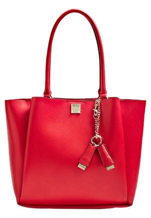 Czerwona skórzana torba typu tote z podwójnymi uchwytami, srebrnym łańcuszkiem i ozdobami w postaci metek oraz małą tabliczką z logo na środku z przodu.