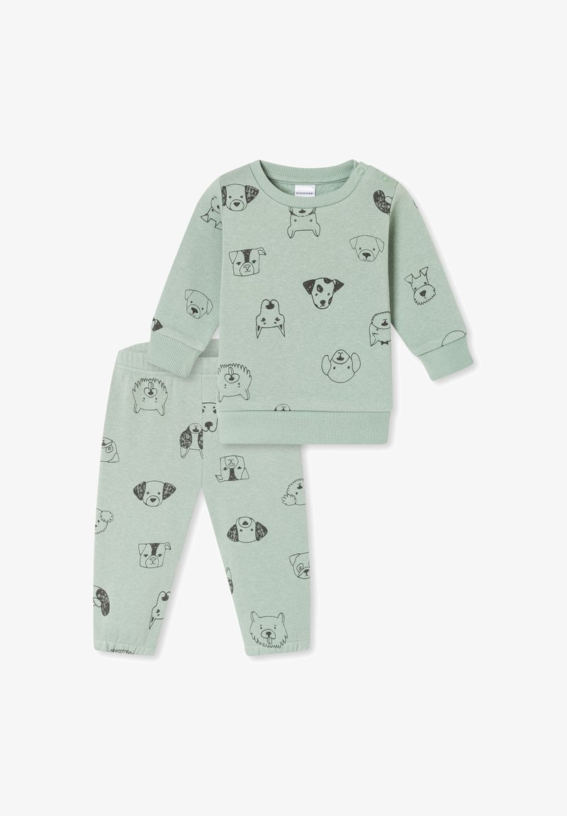 Hellgrünes Schlafanzug-Set mit einer Vielzahl von schwarz-weißen Hundefotografien. Hergestellt aus weichem Stoff mit gerippten Bündchen und Taillenzug.