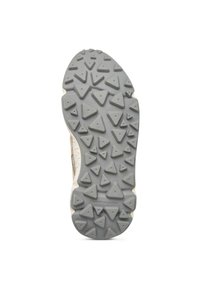 Světle zbarvená podešev turistické obuvi s šedou gumovou podrážkou, která má trojúhelníkové vzory pro trakci, označena "Flower Mountain."