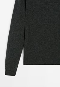 Maglione a collo rotondo di un grigio scuro, realizzato in un tessuto morbido, con maniche lunghe e polsini a coste e una consistenza liscia.