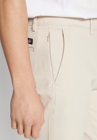 DOCKERS SMART FLEX MOTION SLIM - Vászonnadrágok - sahara khaki