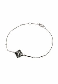 Pulsera de cadena de plata con un colgante cuadrado incrustado con piedras negras y blancas, acentuada por eslabones alargados y lisos, y un cierre.
