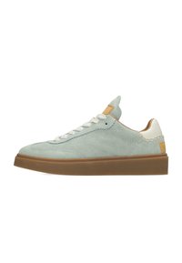 Zapatillas de ante azul claro con cordones blancos, suela de goma beige y un acento crema contrastante en el talón. Detalles de costura a lo largo de los lados.