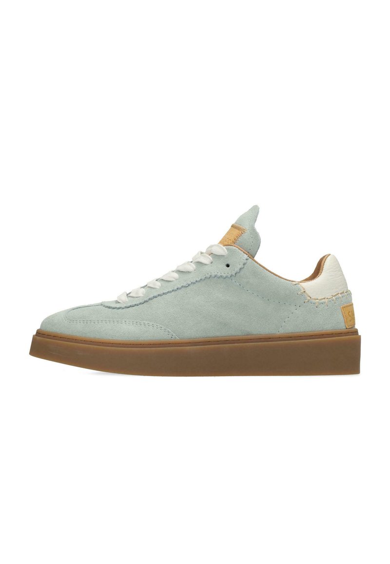 Zapatillas de ante azul claro con cordones blancos, suela de goma beige y un acento crema contrastante en el talón. Detalles de costura a lo largo de los lados.