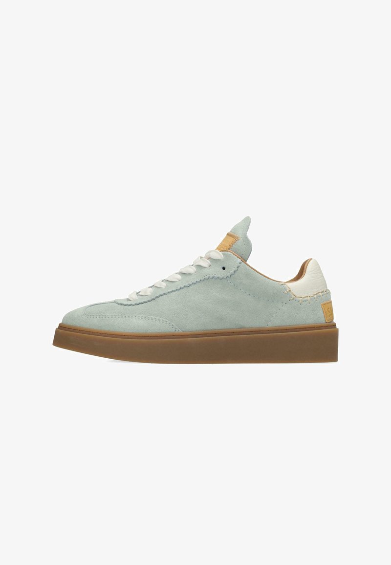 Lichtblauwe suède sneakers met witte veters, een tan rubberen zool en een contrasterende crèmekleurige acccent bij de hiel. Stiksel details langs de zijkanten.