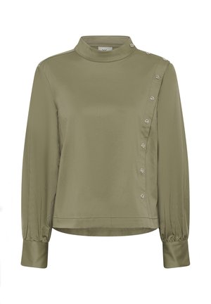 Olívazöld hosszú ujjú blúz magas gallérral és válltól a középtorokig futó ferde gombdíszítéssel, megkötött mandzsettákkal.