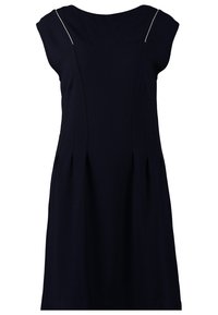 Robe noire sans manches avec une taille cintrée et de légers plis, avec des détails en passepoil blanc près des épaules.