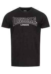 Melns kokvilnas t-krekls ar baltu grafisko attēlu, kas uzrakstīts "LONSDALE LONDON" krūšu zonā. Klasisks apaļais kakls un īsas piedurknes.