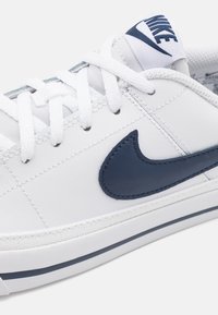 Nike Sportswear COURT LEGACY - Sporta apavi - white/midnight navy