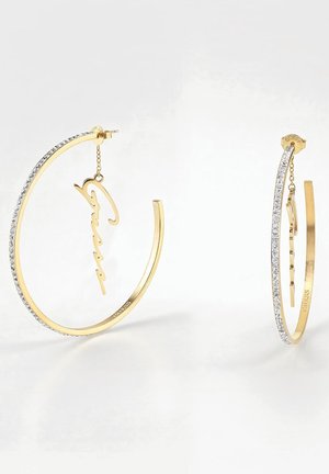 Gouden oorringen met ingelegde kristallen, elk met een hangende gouden scriptbedel binnen de ring.