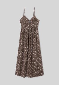 Robe maxi marron sans manches avec fines bretelles et motif floral rose, avec taille froncée et petite découpe à l'avant.
