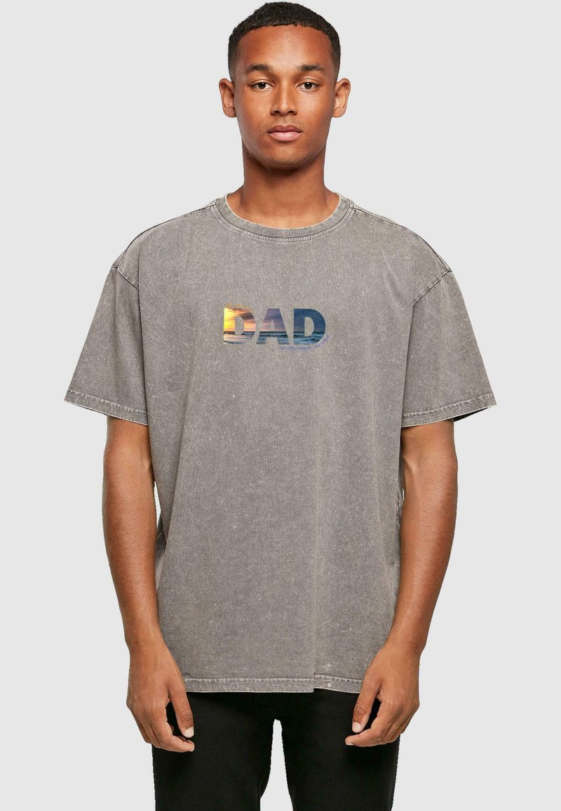 Grijze oversized katoenen T-shirt met een "DAD" grafisch ontwerp in gradient kleuren. Korte mouwen en een ronde halslijn met een casual pasvorm.