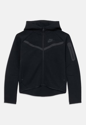 Felpa nera Nike con zip frontale, cappuccio, maniche raglan e tasca con zip sul braccio sinistro. Presenta un design testurizzato e il logo.