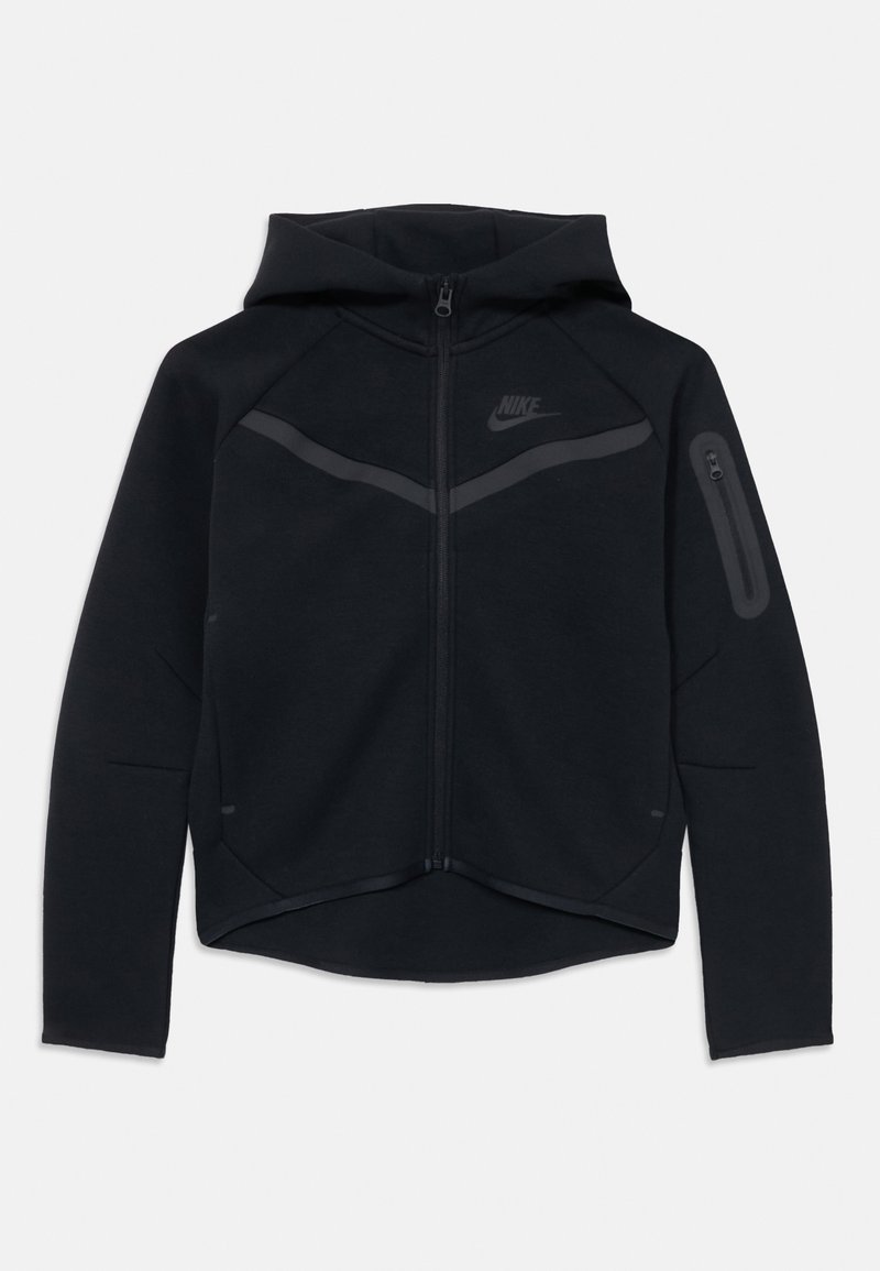 Crna Nike dukserica s patentnim zatvaračem sprijeda, kapuljačom, raglan rukavima i džepom s patentnim zatvaračem na lijevoj ruci. Ima teksturirani dizajn i logo.